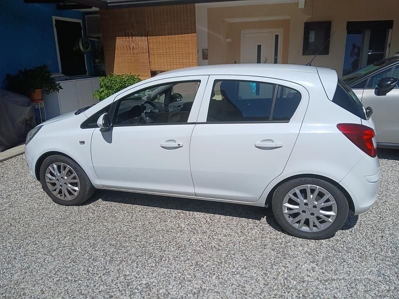 Usado Opel Corsa 75 HP (55 kW) 2009 Branco Citadino