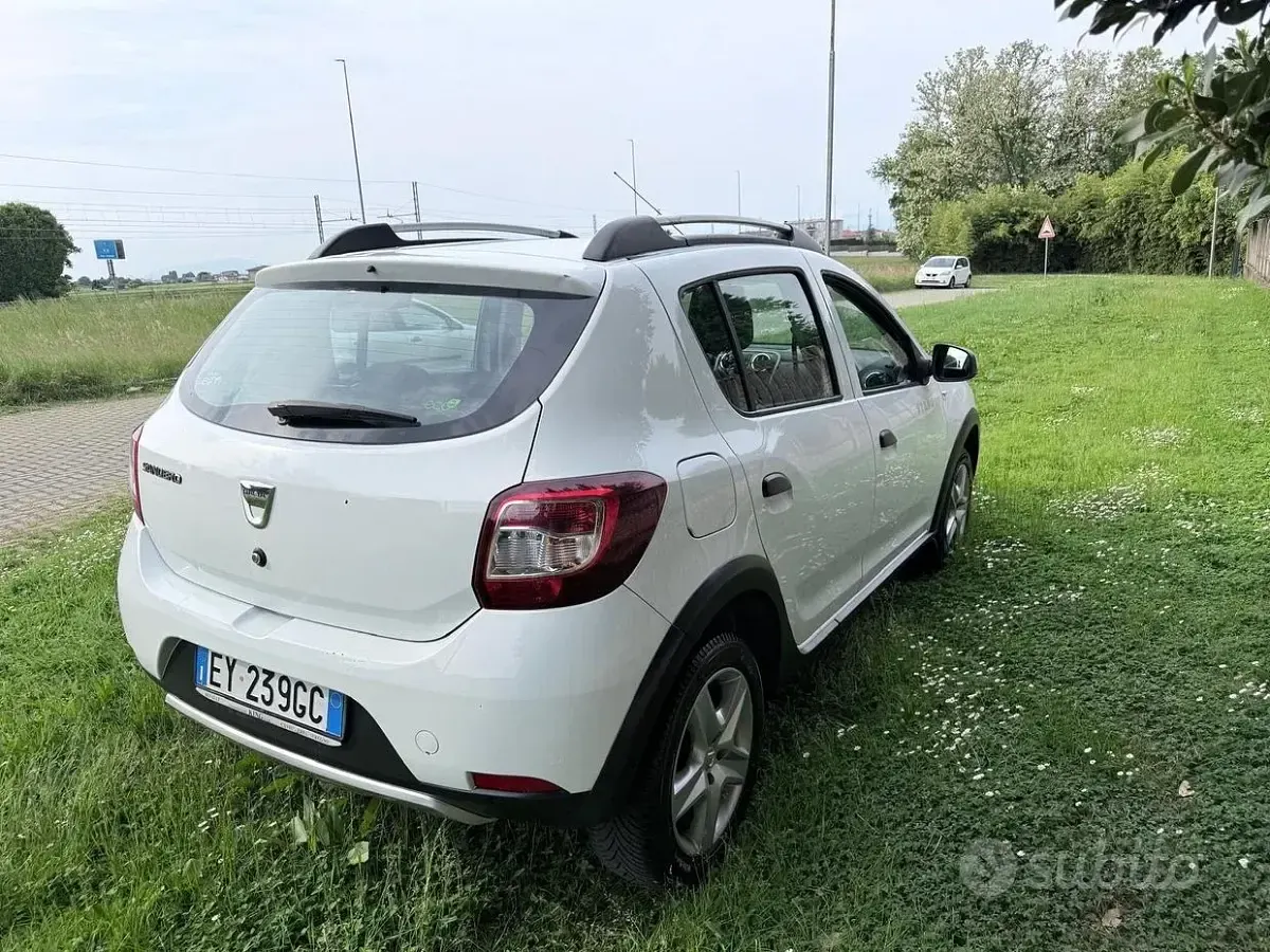 Usata Dacia Sandero Prestige 90 CV (66 kW) 2015 Bianco Berlina