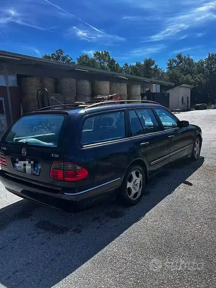 Usata Mercedes E270 170 CV (125 kW) 2001 Bluazzurro Station wagon
