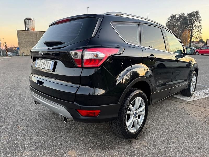 Usata Ford Kuga 120 CV (88 kW) 2017 Nero SUV