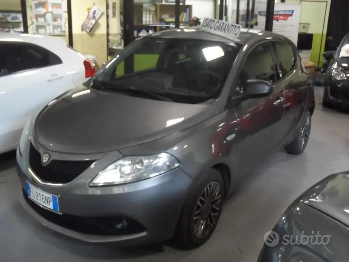 Usata Lancia Ypsilon 95 CV (69 kW) 2017 Grigio Utilitaria