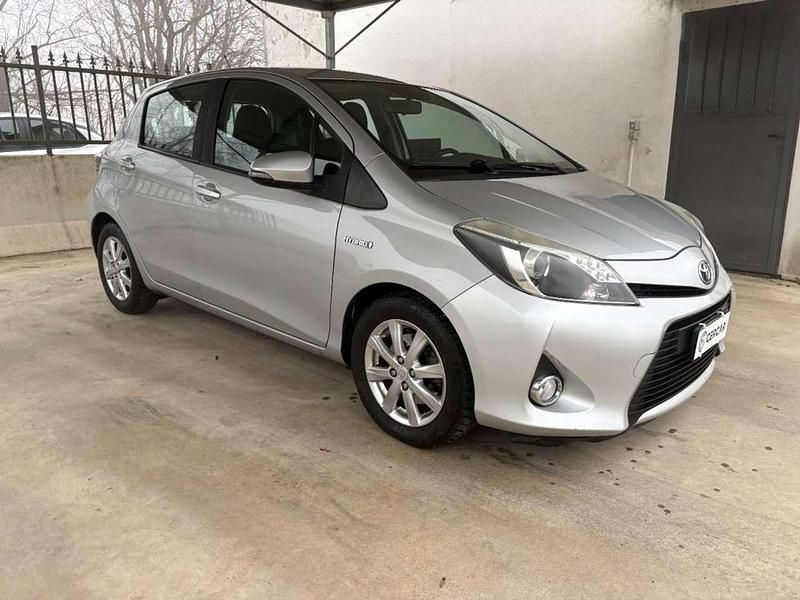 Usata Toyota Yaris Hybrid 75 CV (55 kW) 2014 Argento Berlina