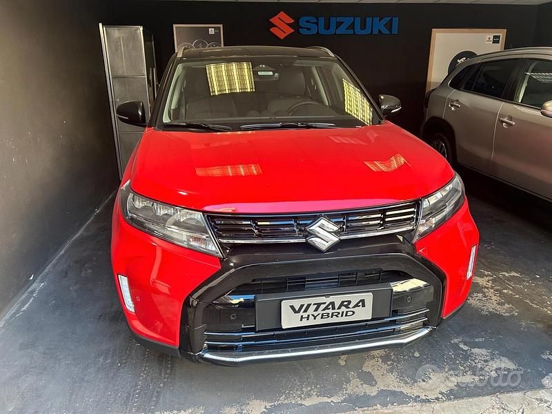 Rosso Nuova 2025 Suzuki Vitara Tre volumi | 27.000 € - Immagine 1/4