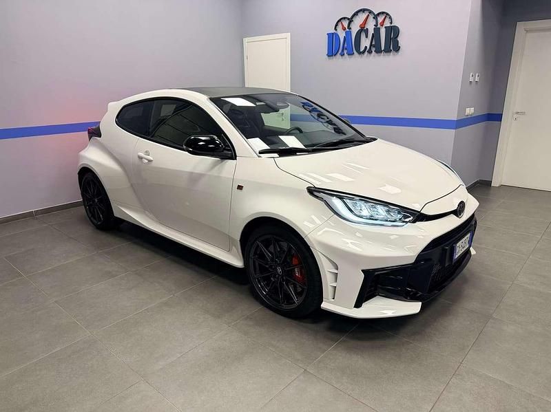 Usata Toyota Yaris 280 CV (205 kW) 2025 Bianca Utilitaria