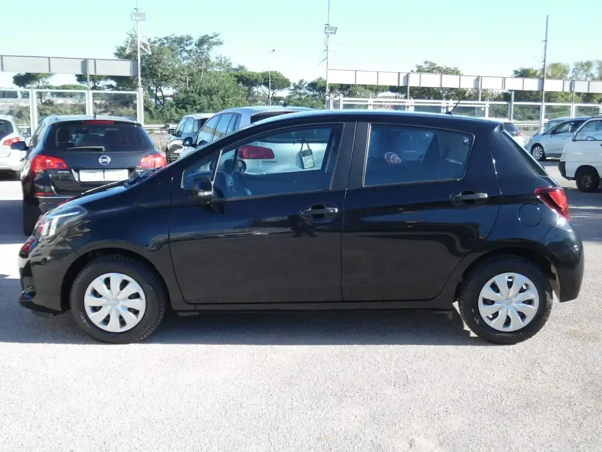 Begagnad Toyota Yaris Active 69 HK (50 kW) 2015 Svart Halvkombi