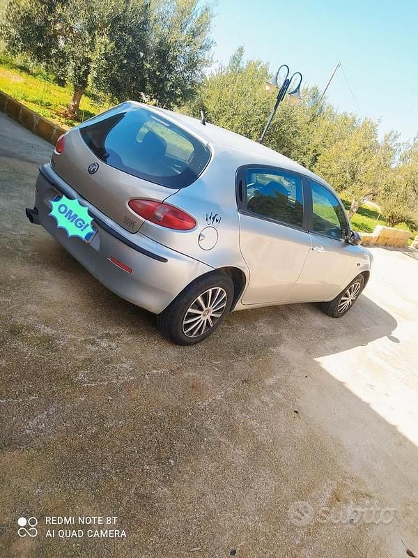 Grigio Usata 2004 Alfa Romeo 147 Utilitaria | 800 € (Ottimo prezzo) - Immagine 1/4