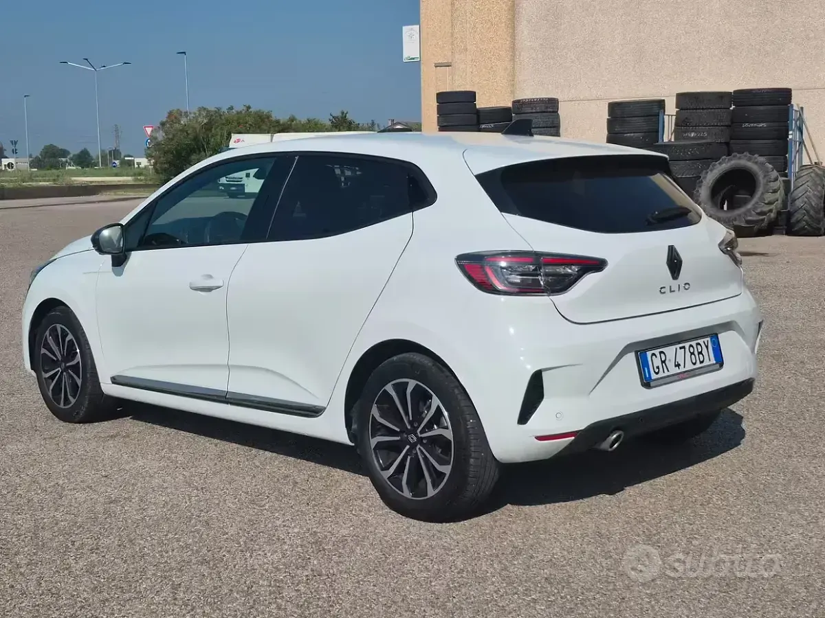 Usata Renault Clio V Techno 101 CV (74 kW) 2023 Bianco Berlina
