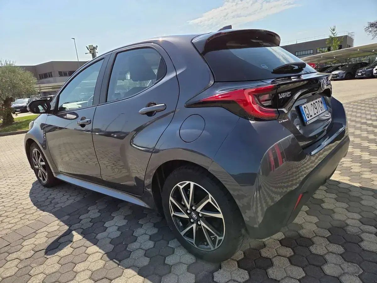 Usata Toyota Yaris Hybrid Trend 92 CV (67 kW) 2022 Dark grey met Berlina