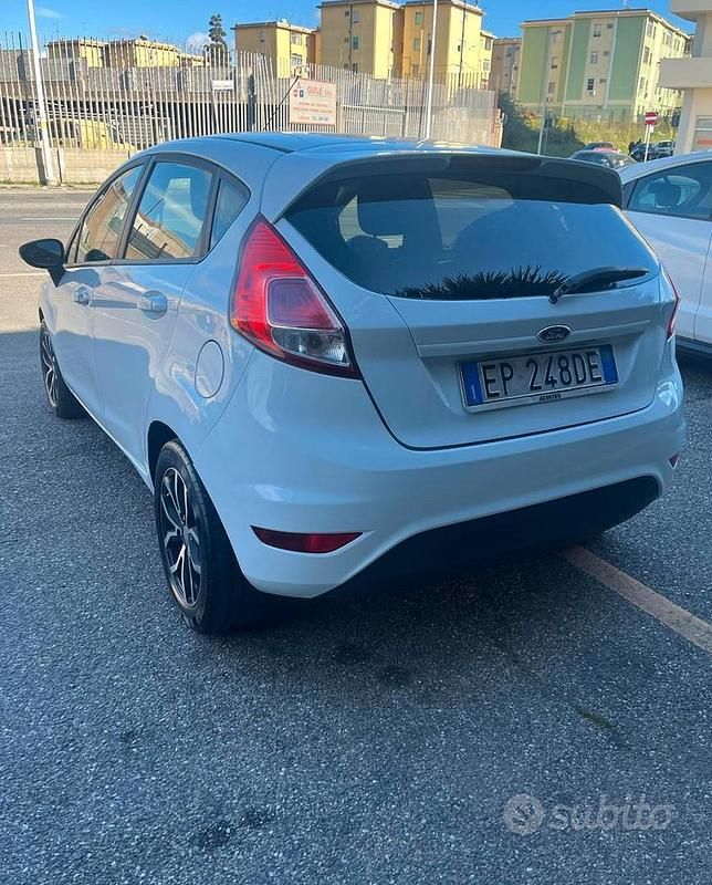 Usata Ford Fiesta 75 CV (55 kW) 2013 Bianco Utilitaria