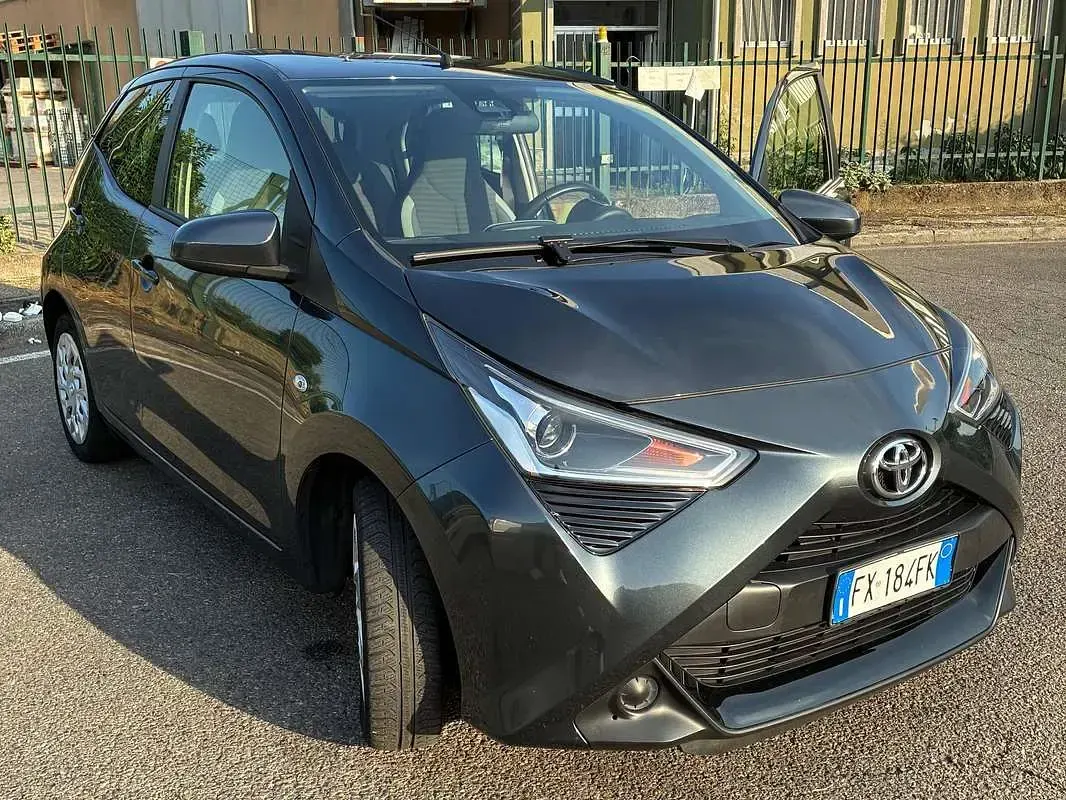 Usata Toyota Aygo X-play 72 CV (52 kW) 2019 Grigio Utilitaria