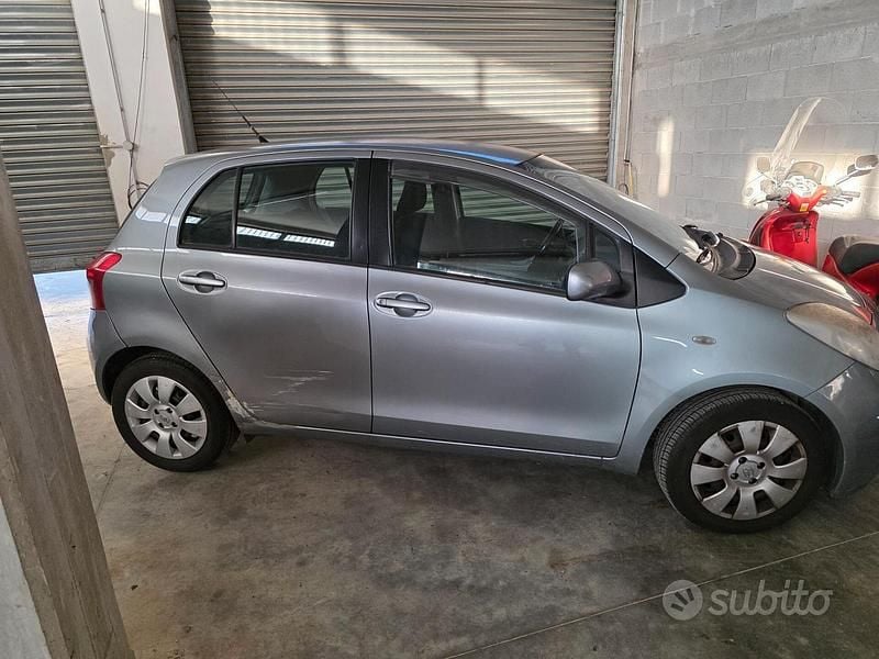 Grigio Usata 2006 Toyota Yaris Sol Tre volumi | 2200 € (Super prezzo) - Immagine 1/4