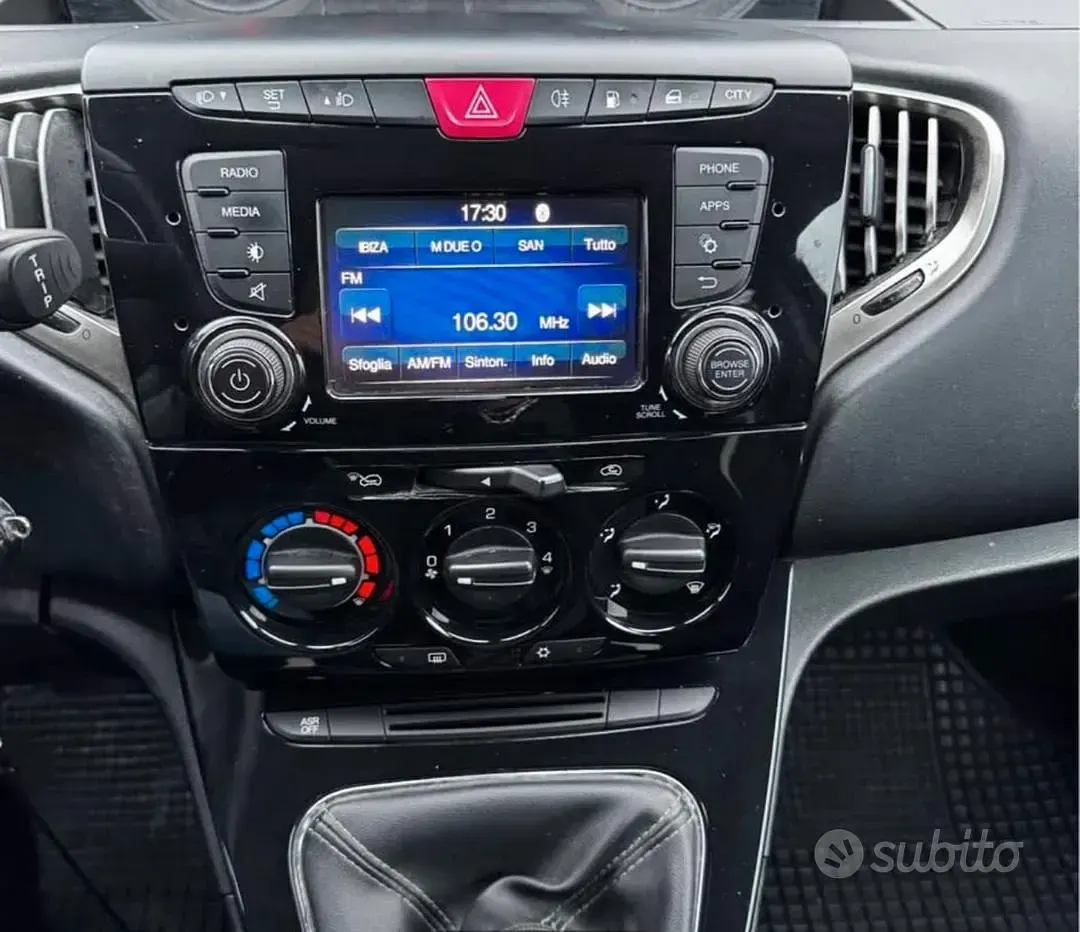 Usata Lancia Ypsilon 69 CV (50 kW) 2016 Grigio Utilitaria