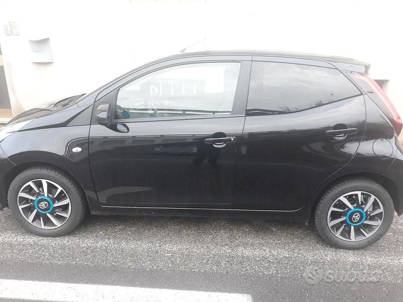 Usata Toyota Aygo 72 CV (52 kW) 2019 Nero Utilitaria