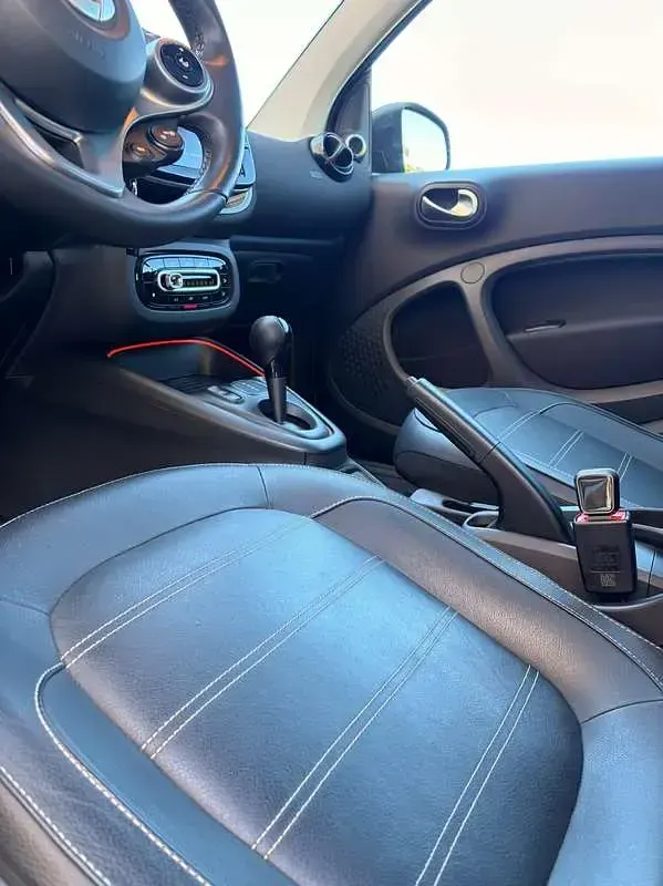 Usata Smart ForTwo Coupé Prime 41 kW (56 CV) 2022 Verde Utilitaria