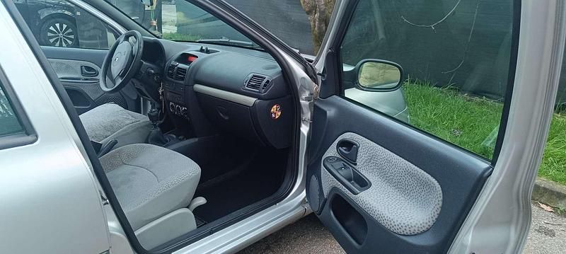 Usata Renault Clio II Authentique 75 CV (55 kW) 2005 Grigio Berlina