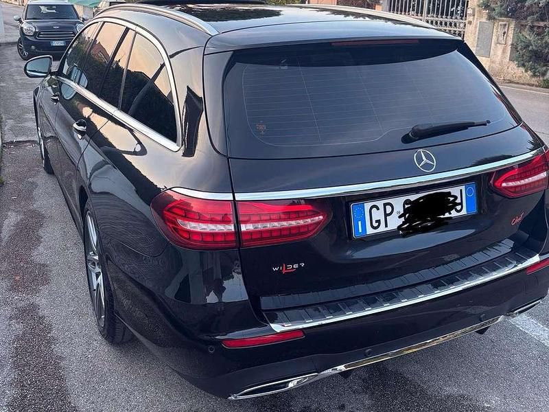 Usata Mercedes E220 Premium 194 CV (142 kW) 2022 Nero Station wagon