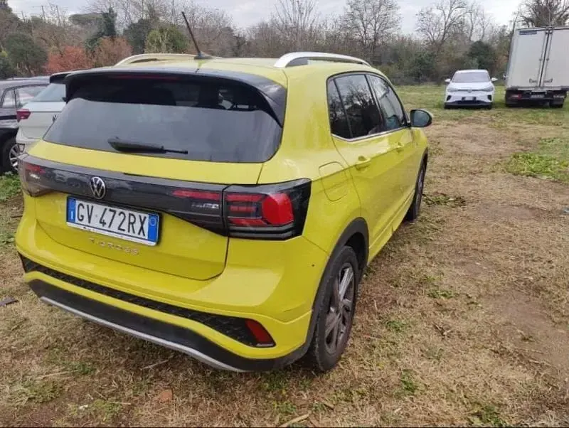 Usata VW T-Cross R-line 116 CV (85 kW) 2024 Giallo SUV