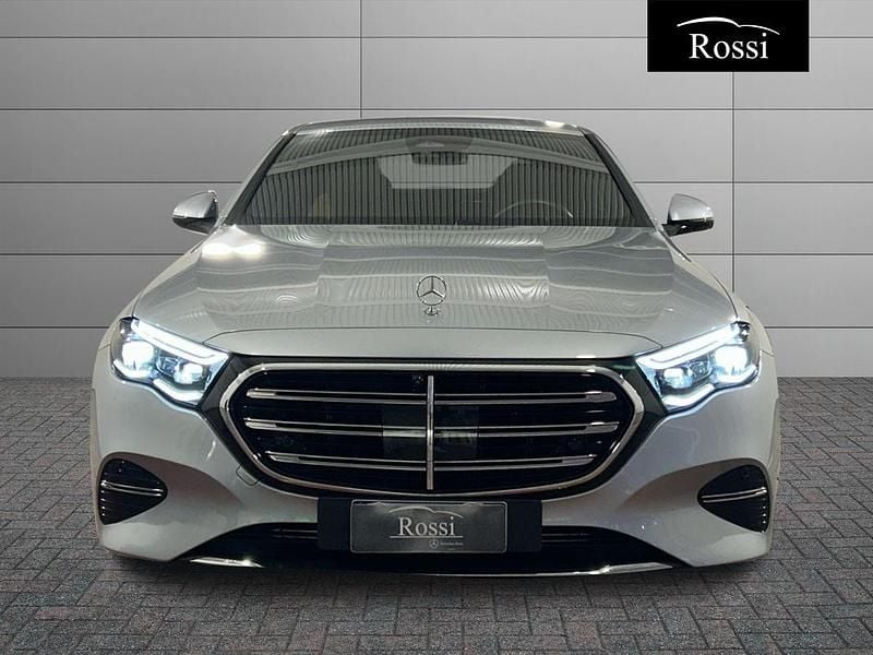 Usata Mercedes E220 Premium 197 CV (144 kW) 2024 Grigio chiaro metallizzato Berlina