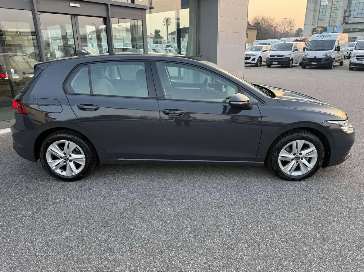 Usata VW Golf VIII Life 116 CV (85 kW) 2022 Urano grey Berlina