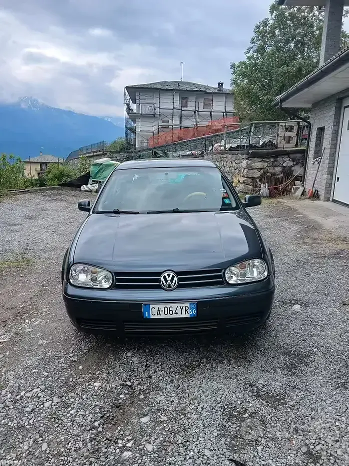 Usata VW Golf IV 105 CV (77 kW) 2002 Blu Berlina