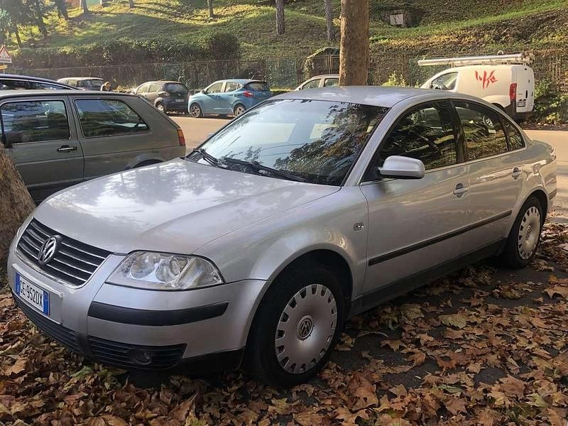 Grigio Usata 2003 VW Passat Comfortline Tre volumi | 1199 € (Buon prezzo) - Immagine 1/4