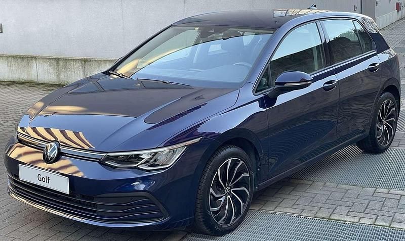 Usata VW Golf VIII Life 110 CV (80 kW) 2022 Atlantic blue met Berlina