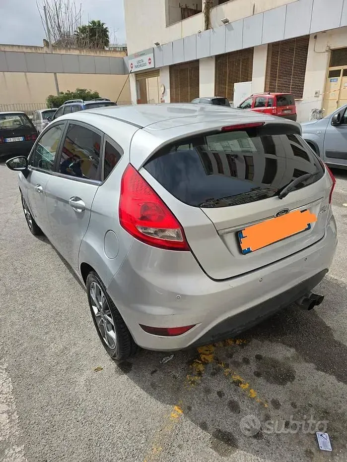 Usata Ford Fiesta Titanium 82 CV (60 kW) 2009 Grigio Utilitaria