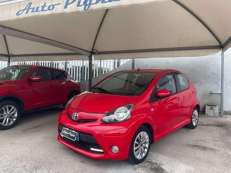 Rosso Usata 2012 Toyota Aygo Connect Style Due volumi | 6700 € (Buon prezzo) - Immagine 1/4