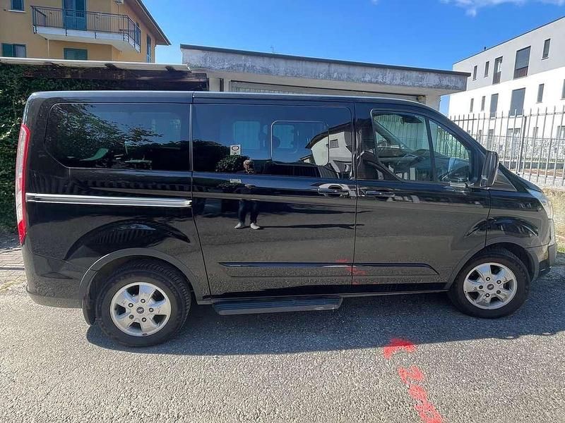 Nero Usata 2017 Ford Tourneo Custom Titanium Furgone | 25.000 € (Ottimo prezzo) - Immagine 1/4
