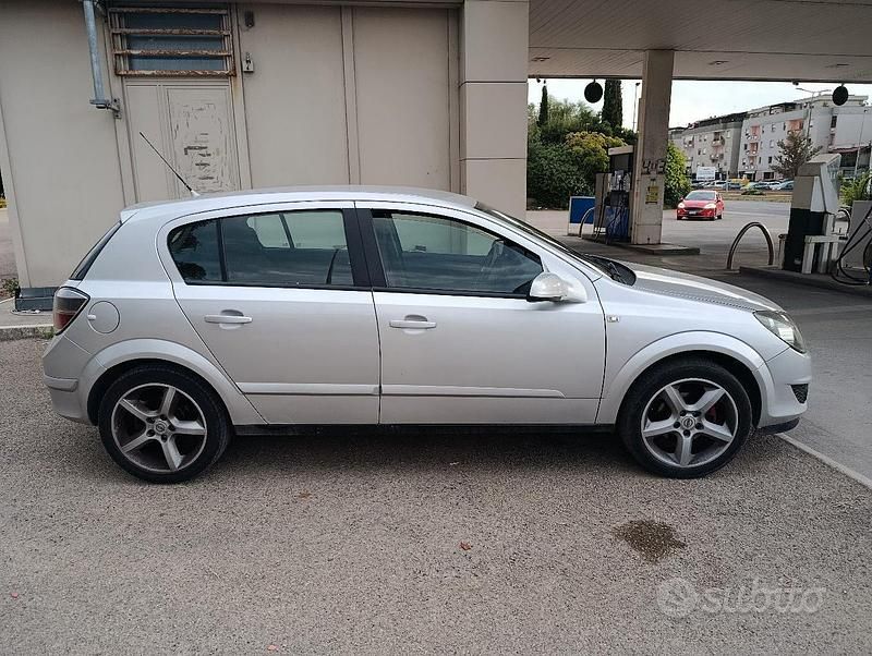 Grigio Usata 2008 Opel Astra Tre volumi | 3000 € (Molto cara) - Immagine 1/4