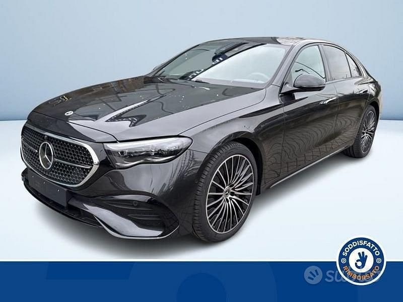 Grigio metallizzato Nuova 2025 Mercedes E220 AMG Tre volumi | 83.050 € (Buon prezzo) - Immagine 1/3