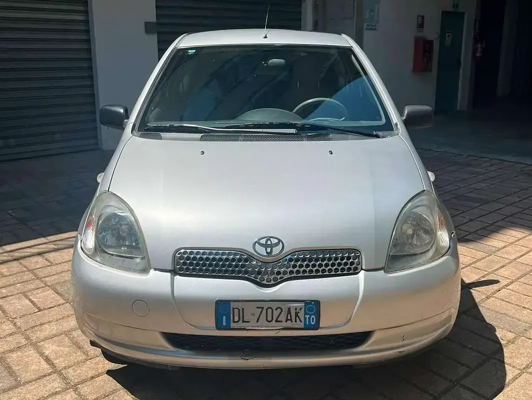 Usata Toyota Yaris Sol 68 CV (50 kW) 2000 Grigio Berlina