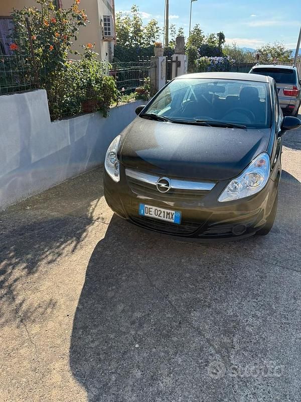 Usata 2008 Opel Corsa Tre volumi | 3000 € (Ottimo prezzo) - Immagine 1/4