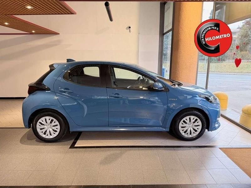 Usata Toyota Yaris Hybrid Active 92 CV (67 kW) 2021 Blu/azzurro Berlina