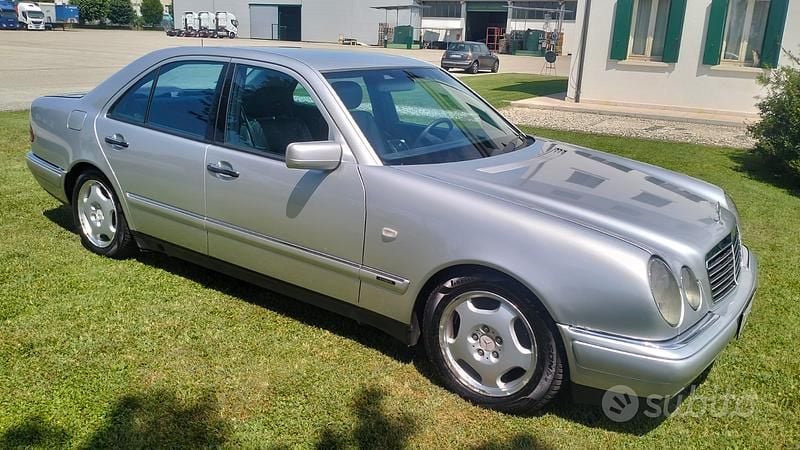 Usata Mercedes 250 113 CV (83 kW) 1998 Grigio Berlina