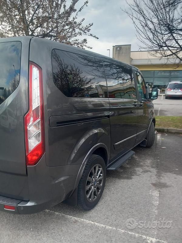 Usata Ford Tourneo Titanium 170 CV (125 kW) 2023 Grigio Monovolume