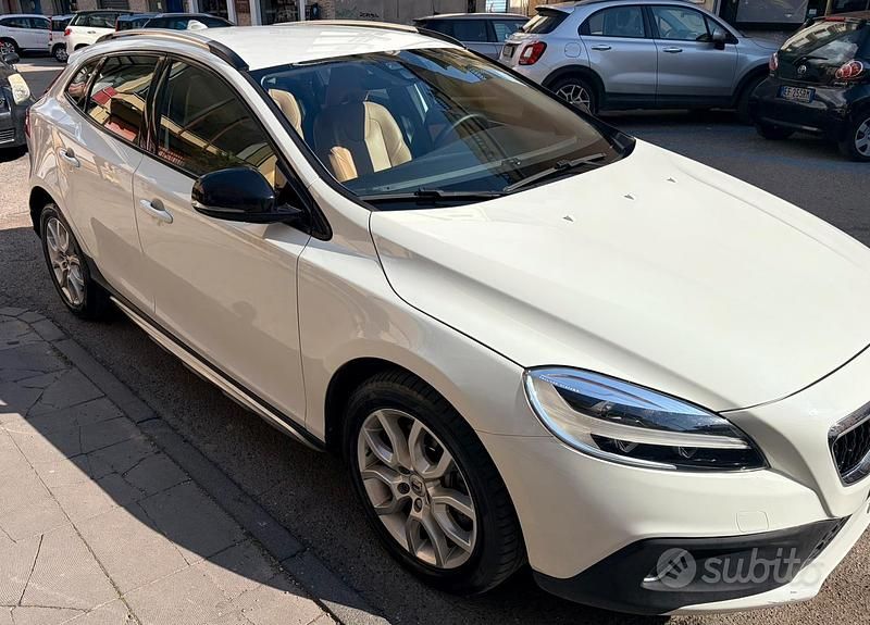 Usata Volvo V40 120 CV (88 kW) 2017 Bianco Berlina