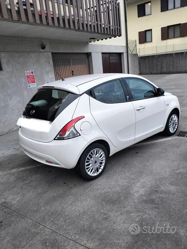 Usata Lancia Ypsilon 60 CV (44 kW) 2015 Bianco Utilitaria