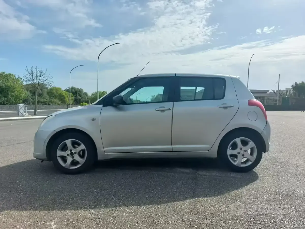 Usata Suzuki Swift 92 CV (67 kW) 2005 Grigio Utilitaria