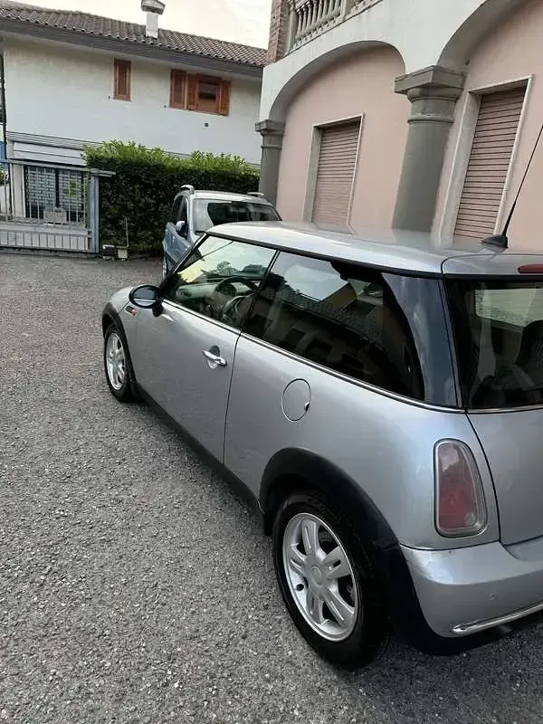 Usata Mini ONE 90 CV (66 kW) 2001 Argento Utilitaria