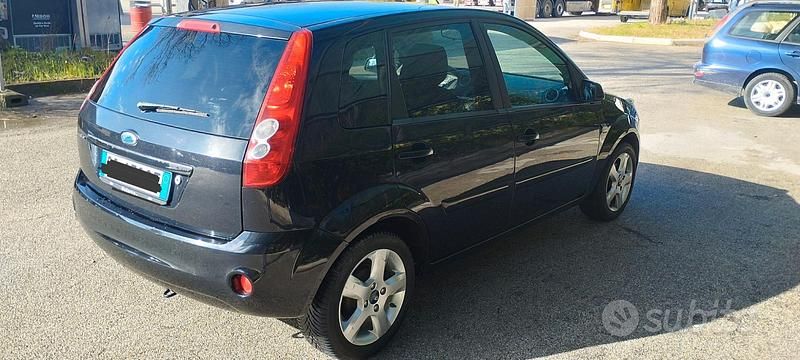 Usata Ford Fiesta Ghia 75 CV (55 kW) 2008 Nero Berlina