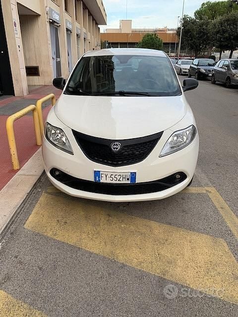 Usata Lancia Ypsilon 69 CV (50 kW) 2019 Bianco Utilitaria