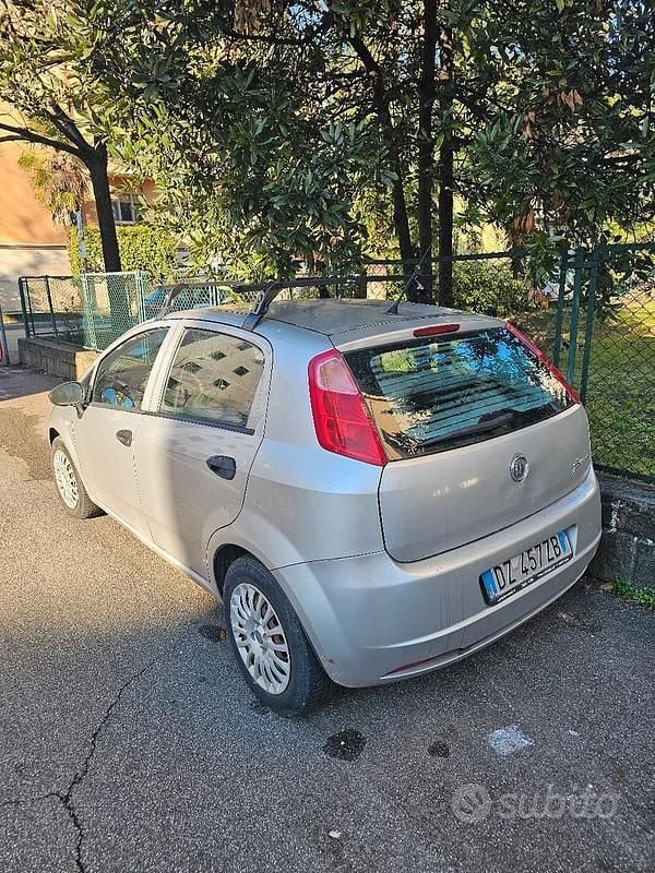 Grigio Usata 2010 Fiat Punto Due volumi | 3200 € (Ottimo prezzo) - Immagine 1/3