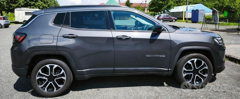Grigio Usata 2024 Jeep Compass SUV | 30.000 € (Cara) - Immagine 1/4