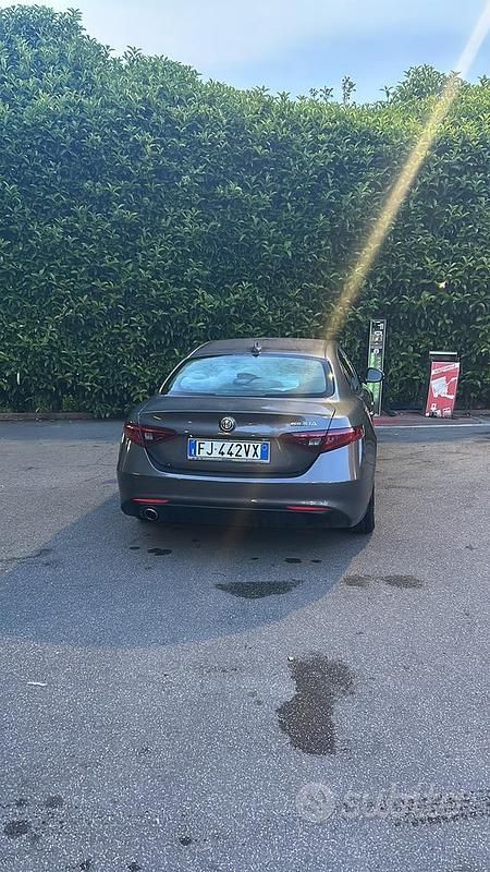 Usata Alfa Romeo Giulia 150 CV (110 kW) 2017 Grigio Berlina