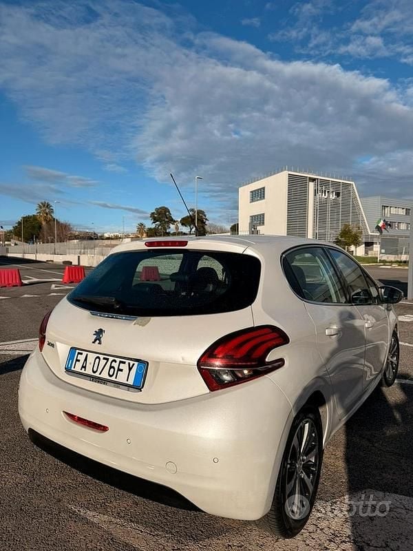 Usata Peugeot 208 82 CV (60 kW) 2015 Bianco Utilitaria