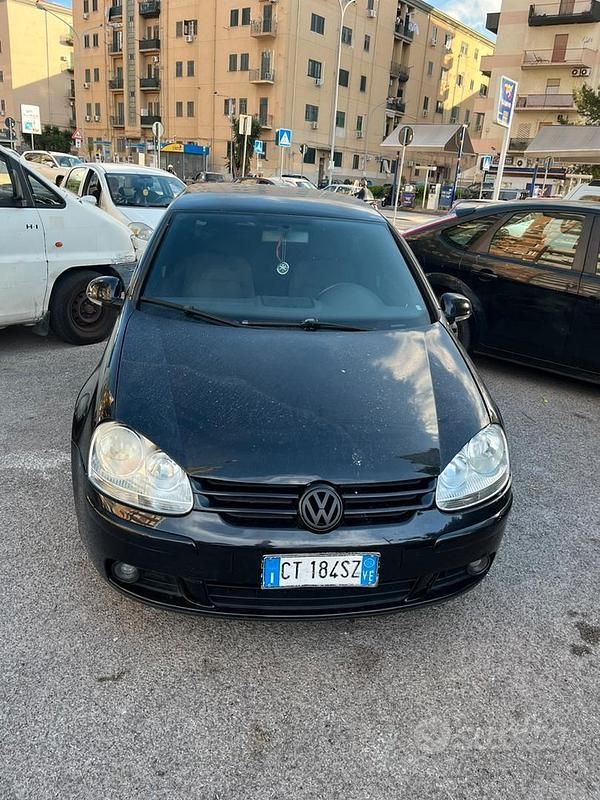 Nero Usata 2005 VW Golf V Tre volumi | 3000 € (Ottimo prezzo) - Immagine 1/4