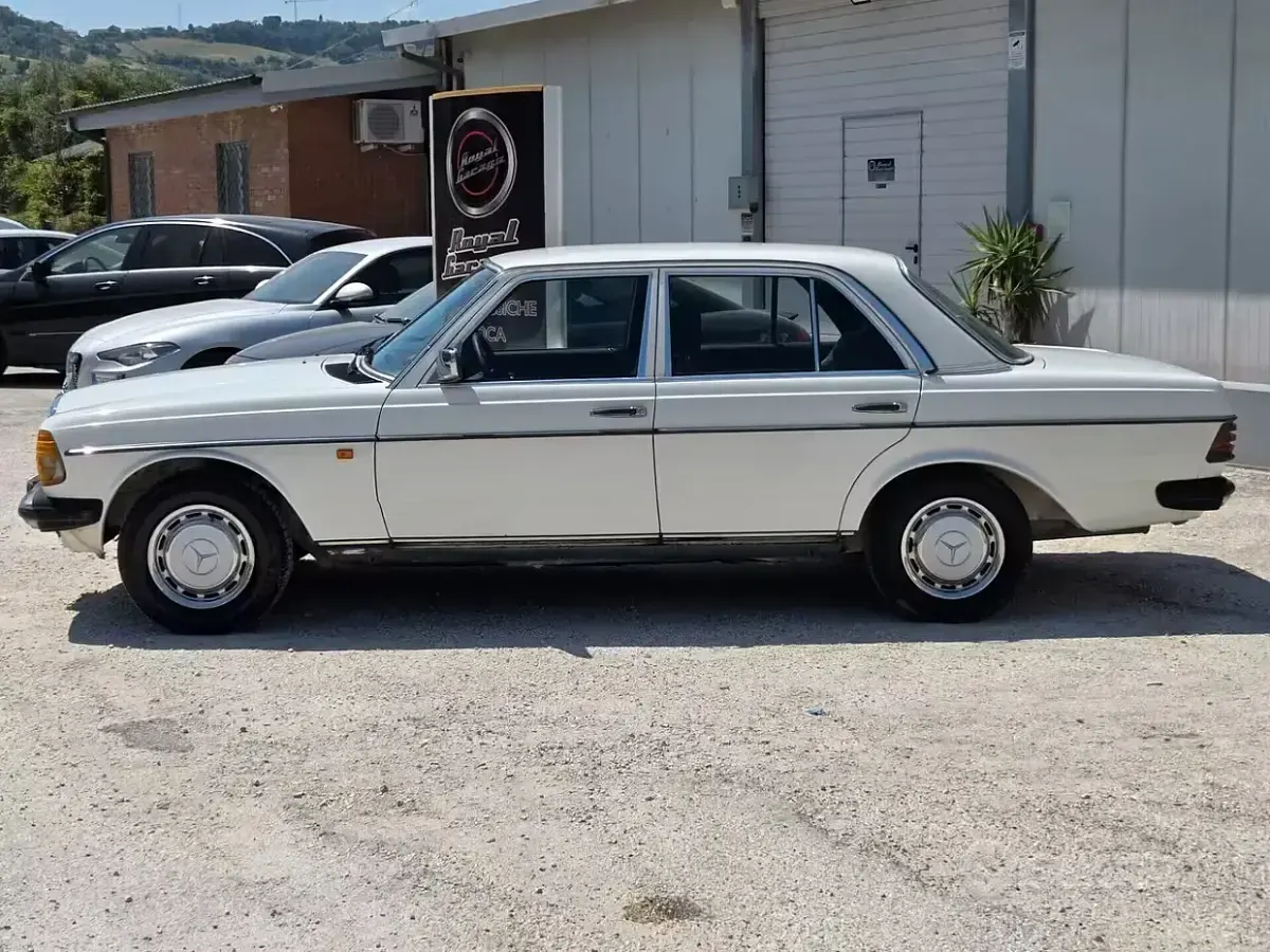 Usata Mercedes 240 72 CV (52 kW) 1981 Bianco Berlina