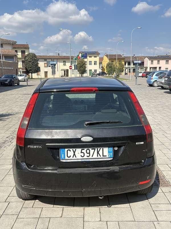 Usata Ford Fiesta Ghia 90 CV (66 kW) 2005 Utilitaria