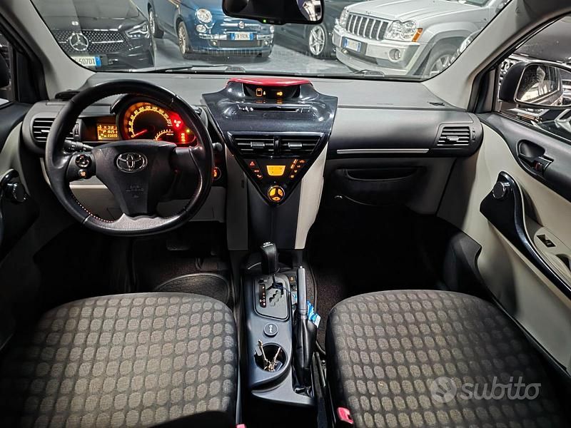 Usata Toyota iQ 100 CV (73 kW) 2011 Grigio Utilitaria